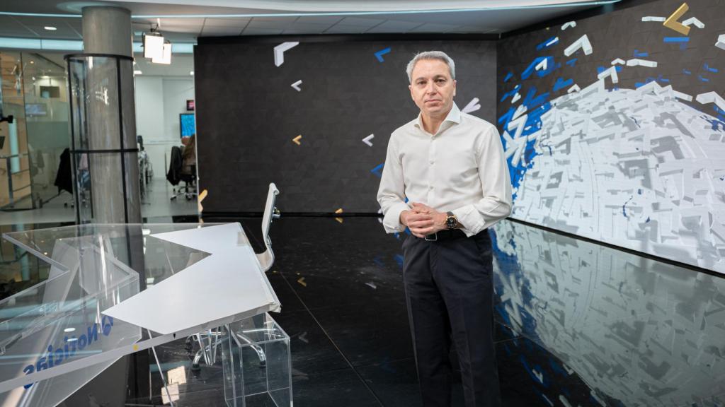 El periodista y novelista Vallés en los estudios de Antena 3.