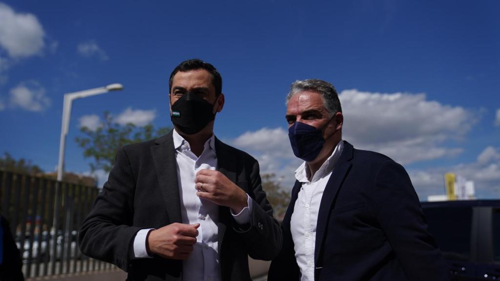 El presidente andaluz, Juanma Moreno, con el nuevo coordinador general del PP, Elías Bendodo.