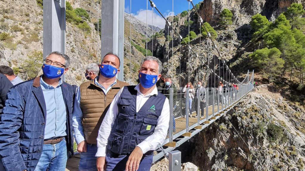 El consejero de la Presidencia de la Junta, Elías Bendodo, recorriendo El Caminito del Rey