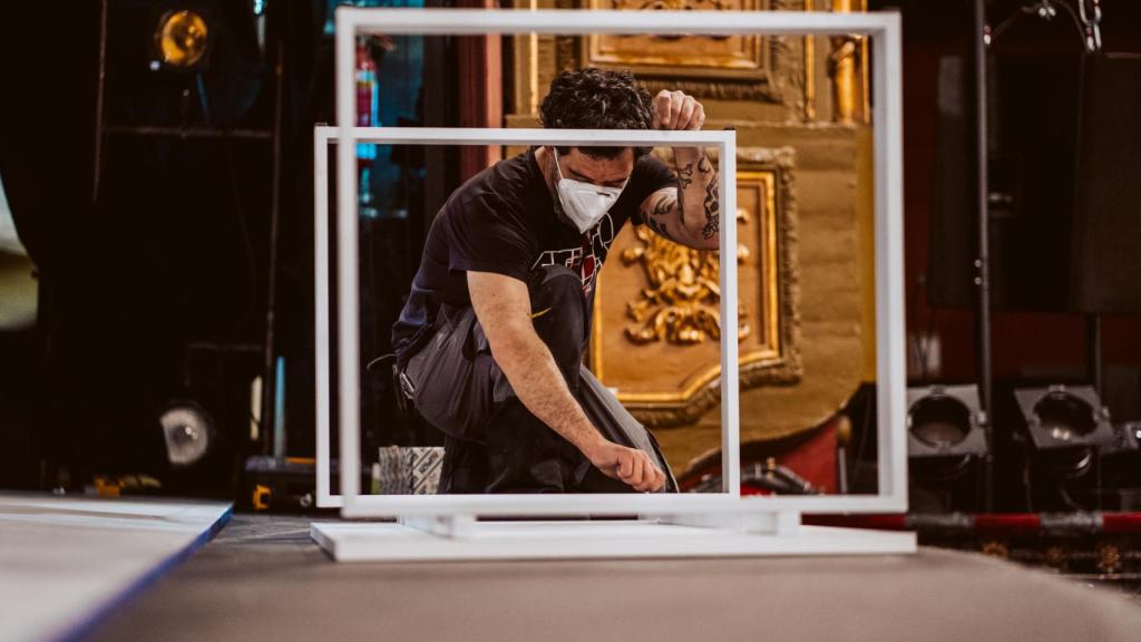 El personal técnico del Teatro Lara, en plena faena.