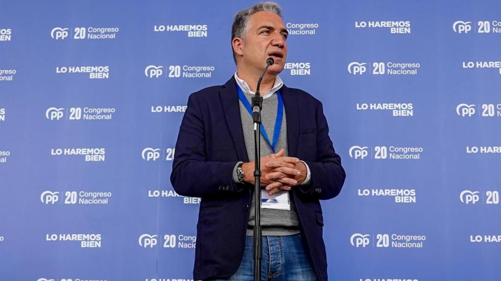 El nuevo coordinador del PP, Elías Bendodo, en rueda de prensa.