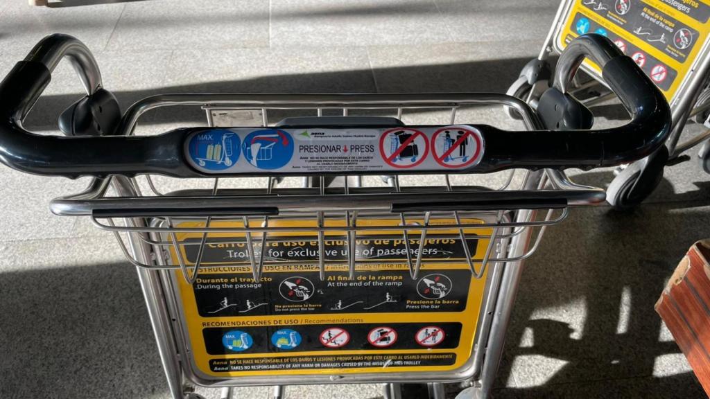 Mecanismo de freno del carro portaequipajes: al levantar las manos, frena en seco. En las instrucciones se advierte que no suban personas.
