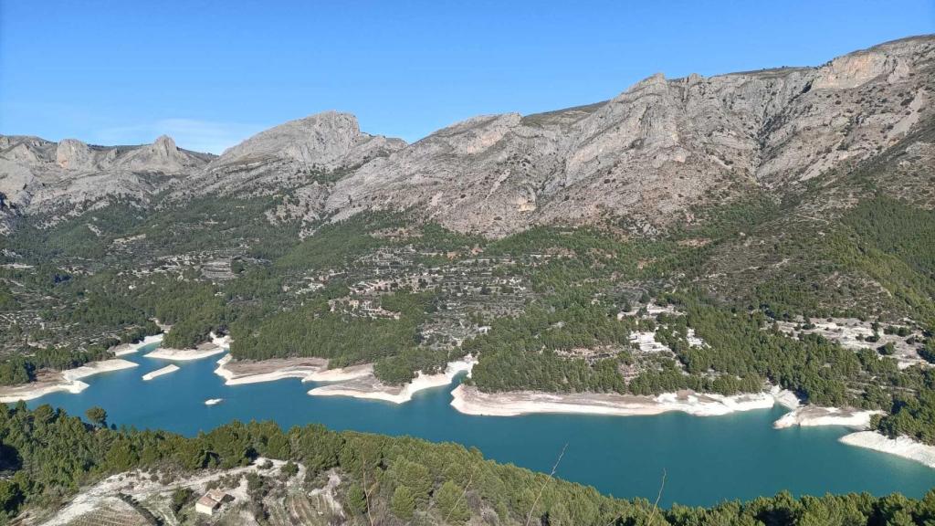 Panorámica del pantano de Guadalest desde el casco antiguo del municipio.