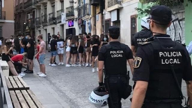 Dos agentes de la Policía Local de Alicante en el barrio antiguo de la ciudad.