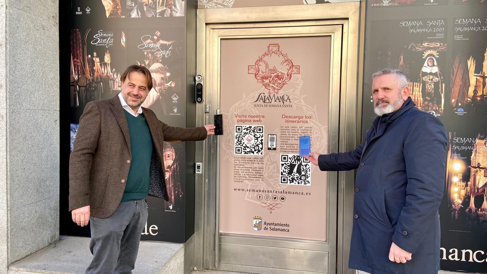 El concejal de Turismo, Fernando Castaño, y el presidente la Junta de Semana Santa de Salamanca, Francisco Hernández