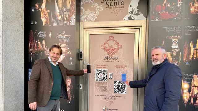 El concejal de Turismo, Fernando Castaño, y el presidente la Junta de Semana Santa de Salamanca, Francisco Hernández