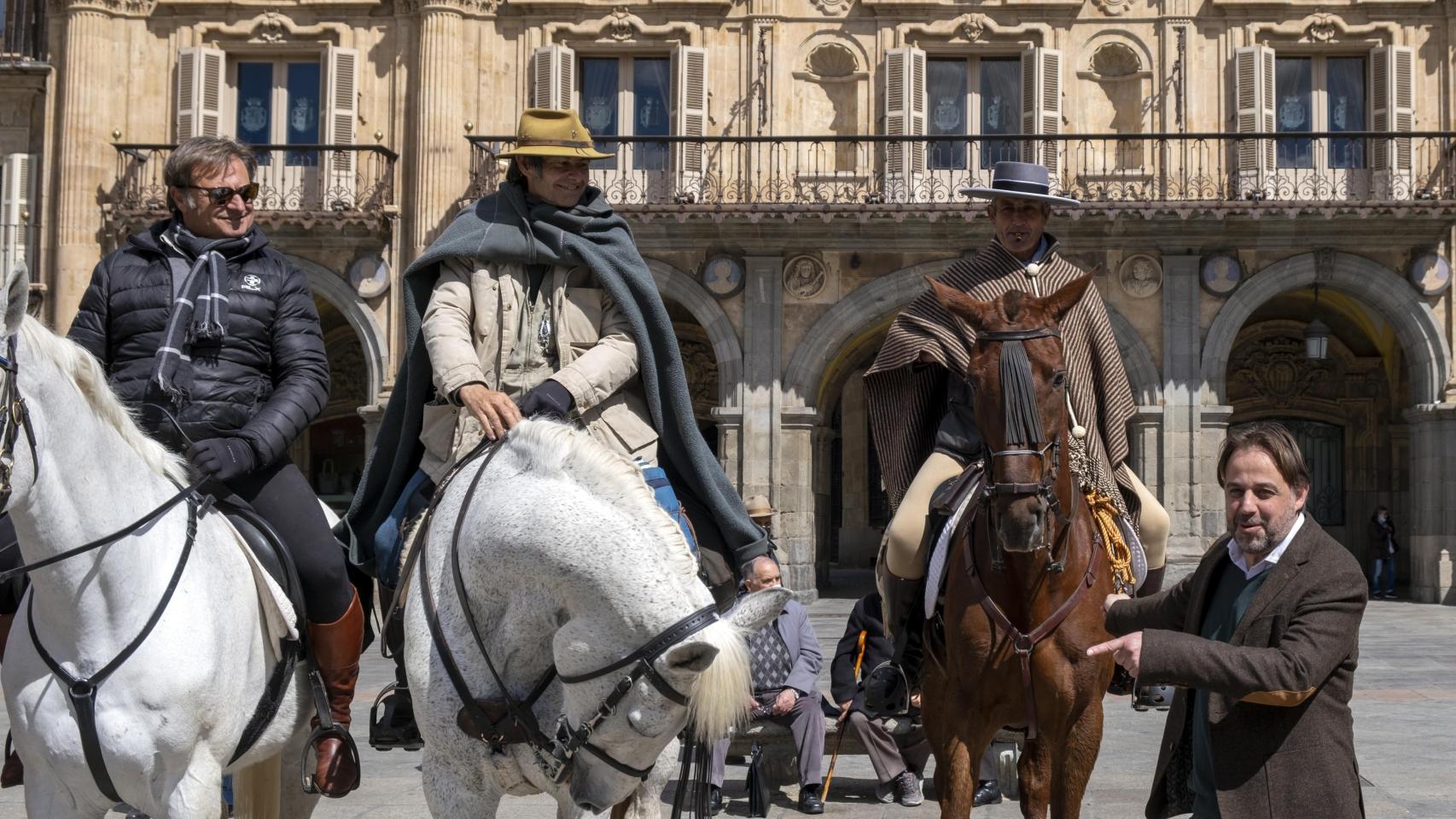 El concejal de Turismo, Fernando Castaño, recibe a los jinetes ‘nebrisenses’