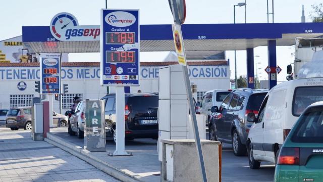 Colas en las estaciones de servicio en el primer día de descuento