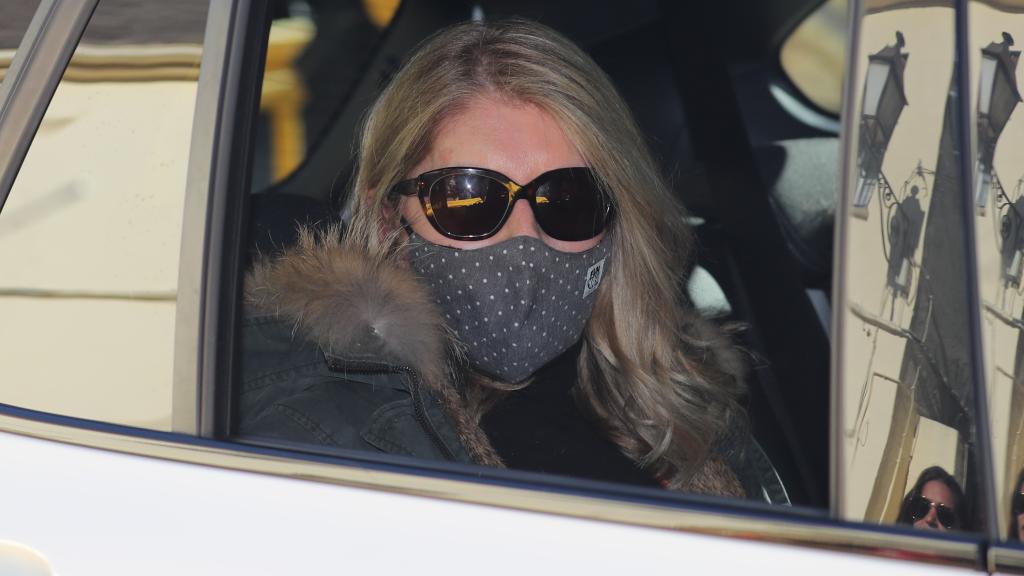 Marta Chávarri, madre de Álvaro Falcó, llegando a Plasencia.