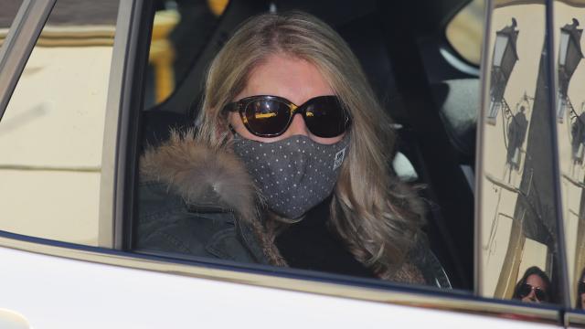 Marta Chávarri, madre de Álvaro Falcó, llegando a Plasencia.
