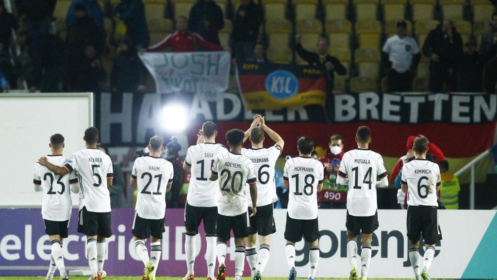 Los jugadores de la selección de Alemania celebrando con sus aficionados