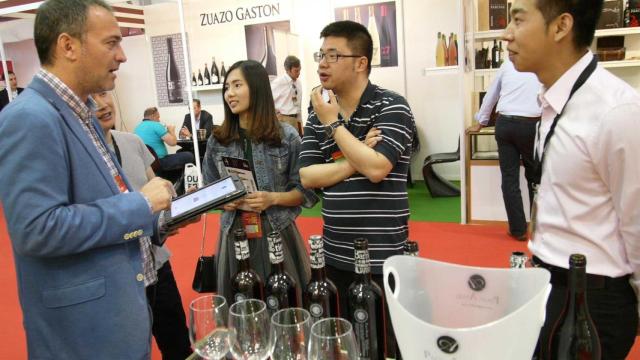 Vendedores y compradores en la última edición de Fenavin.