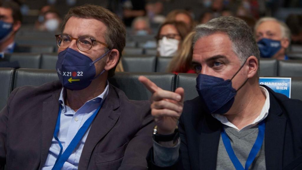 Alberto Núñez Feijóo junto al nuevo coordinador general del PP, Elías Bendodo, en el congreso de Sevilla.