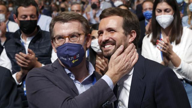 Alberto Núñez Feijóo y Pablo Casado, durante el Congreso del PP en Sevilla.