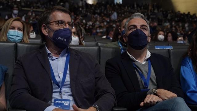 El presidente del PP, Alberto Núñez Feijóo, junto al nuevo coordinador general, Elías Bendodo.