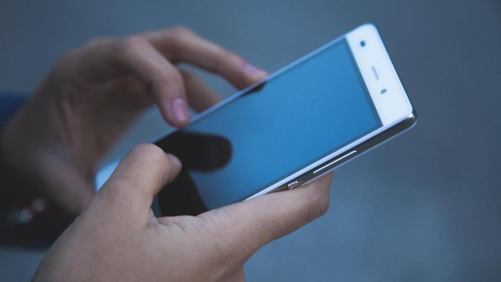 Una persona utilizando su teléfono móvil.