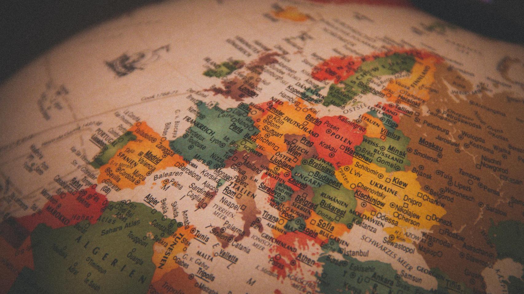 Un mapa de Europa en un globo.