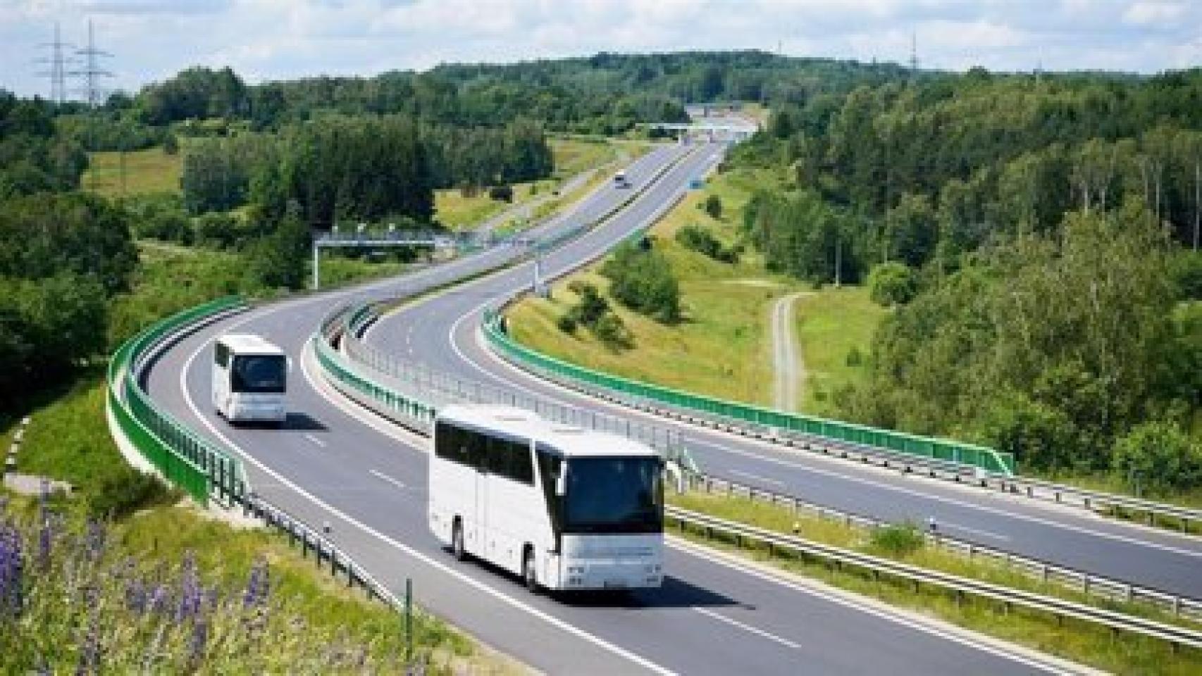 Autobuses circulando por una carretera