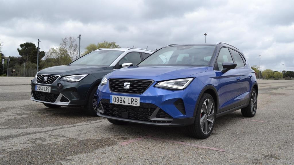Foto comparativa entre un Seat Arona acabado FR (derecha) y acabado X-Perience (izquierda).