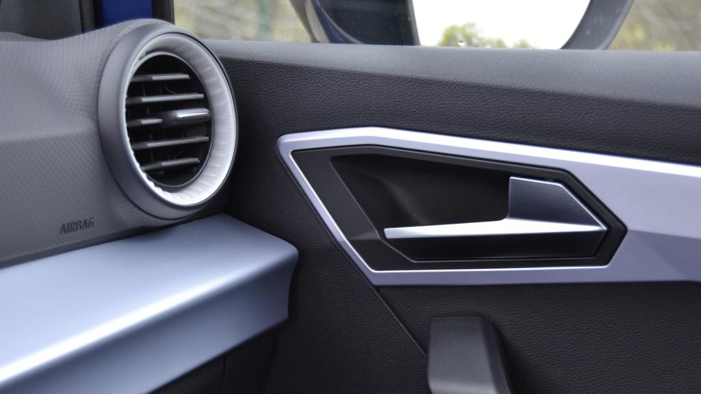 Interior con mayor calidad de materiales y tacto agradable.