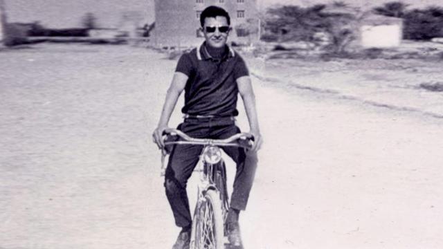 Juan Perán, dueño de la fábrica de Pikolinos en Elche, cuando era joven y trabajaba de cortador de piel para zapatos.