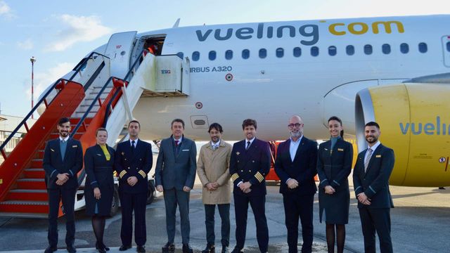 El aeropuerto de A Coruña recibe el primer vuelo de la nueva ruta a Londres