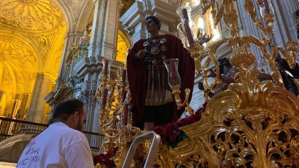 Francisco Pérez Segovia, de Arte Floral Victoria, adornando un trono en Málaga.