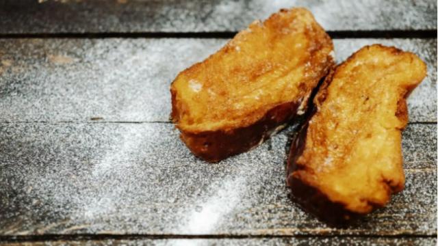 Un par de torrijas caseras.
