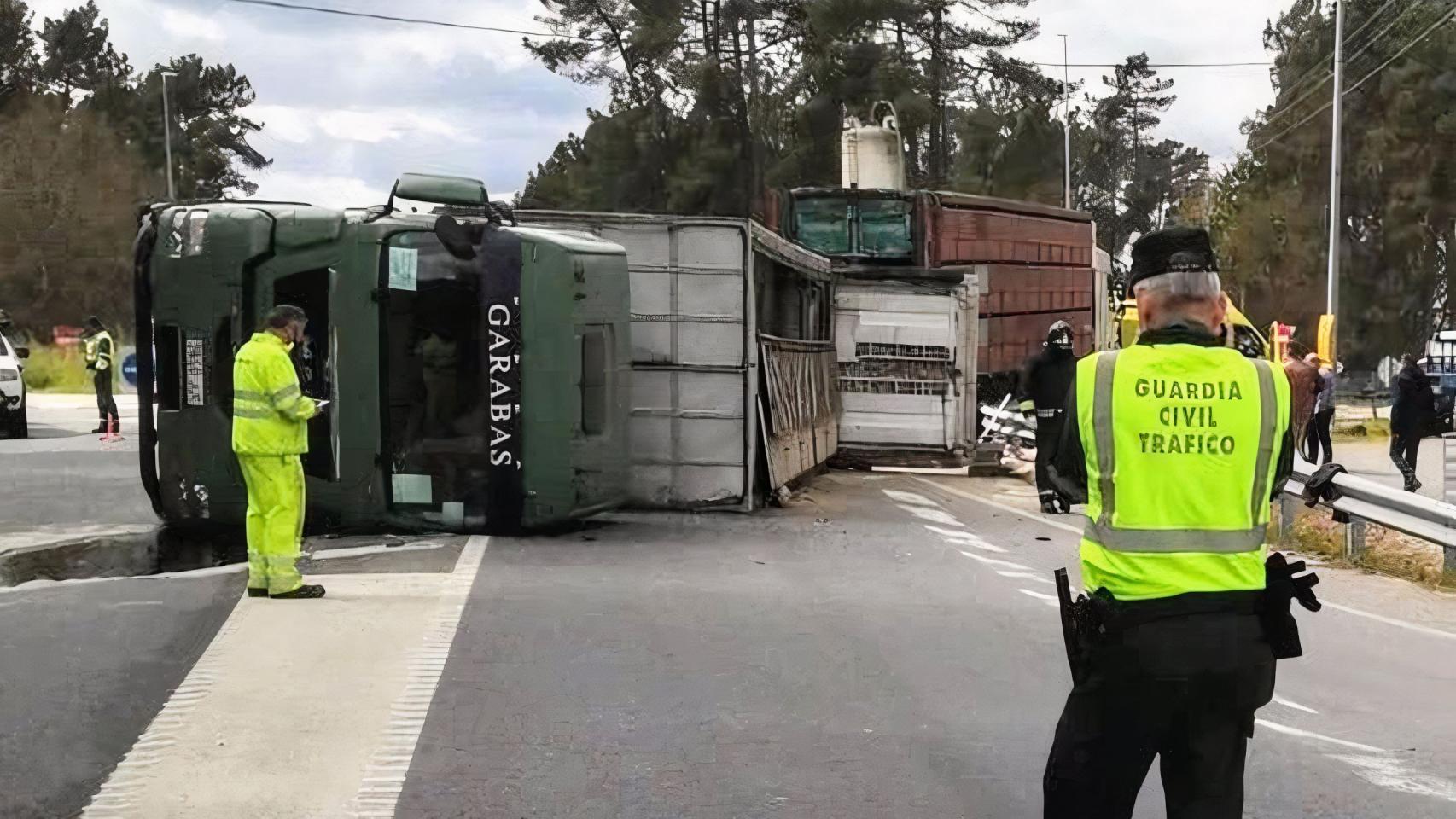 Un camión que transportaba cerdos vuelca en O Carballiño.