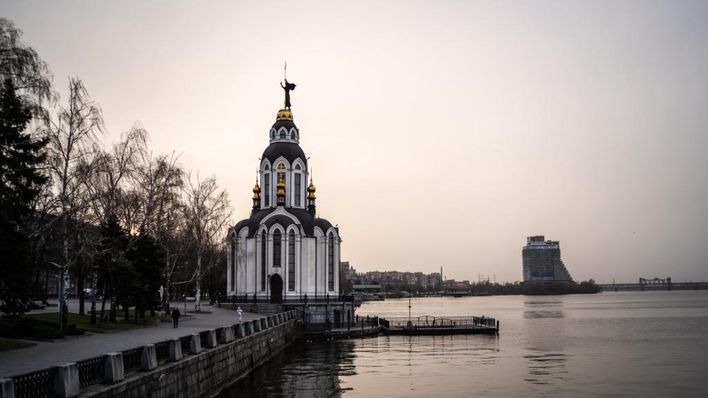 Así lucía la orilla del Dnieper al atardecer, horas antes de las numerosas explosiones reportadas.