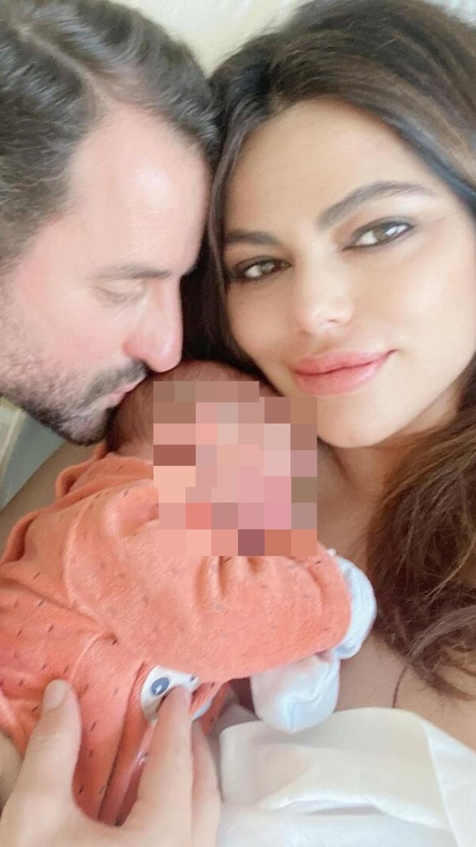 Los felices padres junto a su hijo recién nacido, Tomás.
