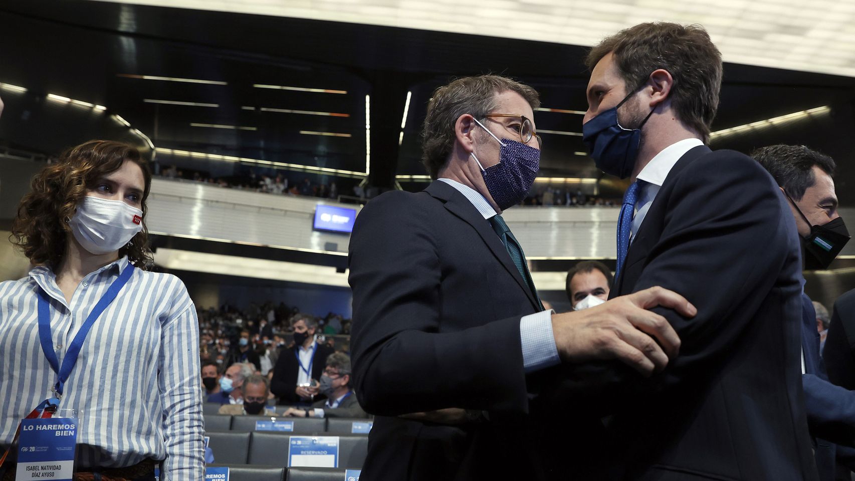El frío y fugaz saludo de Casado a Ayuso en el Congreso del PP
