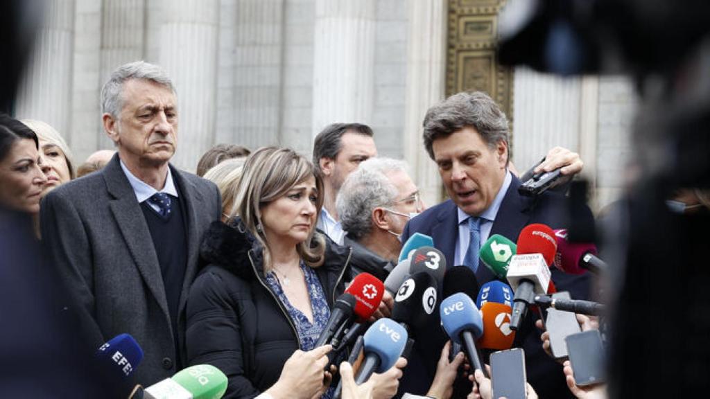 La madre de Marta Calvo, Marisol Buron (c) y el padre de Diana Quer, Juan Carlos Quer (d) atienden a los medios.
