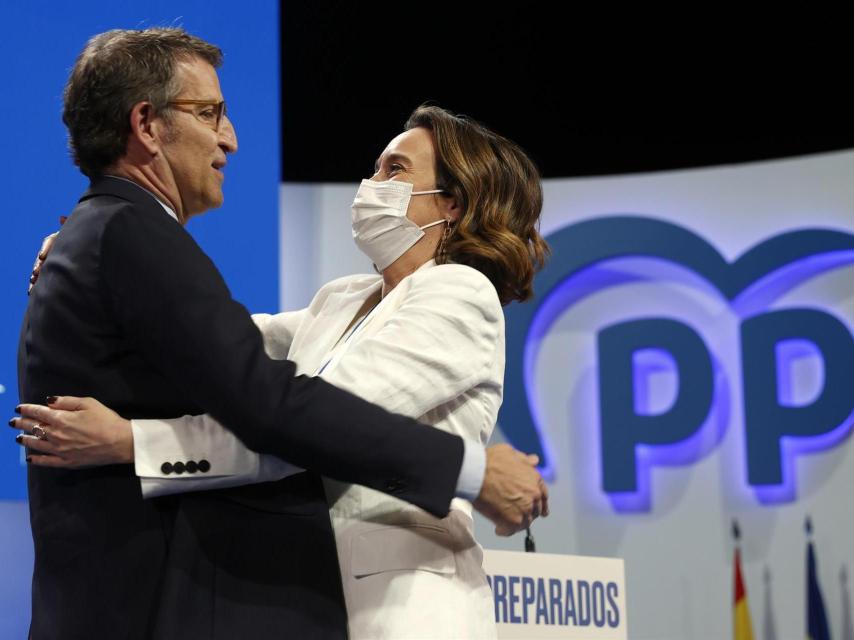 Feijóo y Gamarra, abrazados en el congreso de Sevilla.