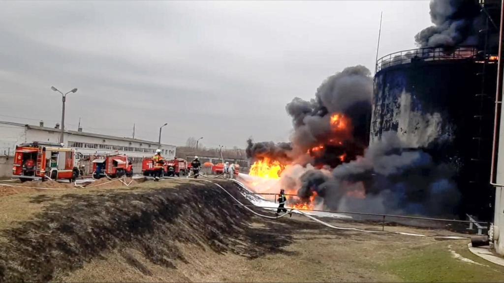 Bomberos rusos durante las tareas de extinción en Belgorod.