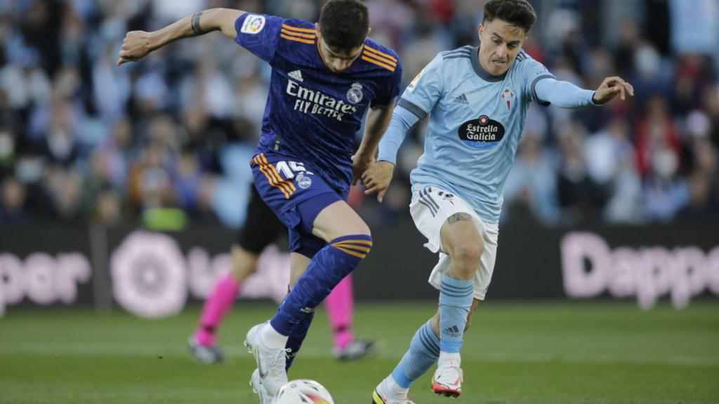 Franco Cervi intenta robar el balón a Fede Valverde