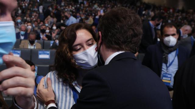 El presidente saliente del PP, Pablo Casado, saluda a la presidenta de la comunidad de Madrid, Isabel Díaz Ayuso.