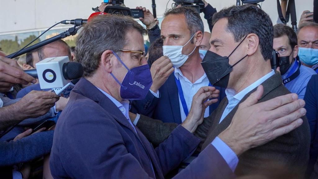 El presidente de la Junta, Juanma Moreno, con el presidente del PP, Alberto Núñez Feijóo.