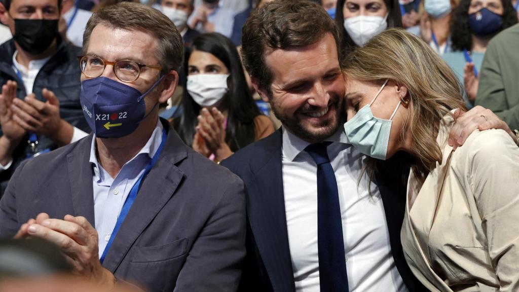 Pablo Casado se abarza a su mujer, Isabel Torres, tras su último discurso, junto a su sucesor, Alberto Núñez Feijóo.
