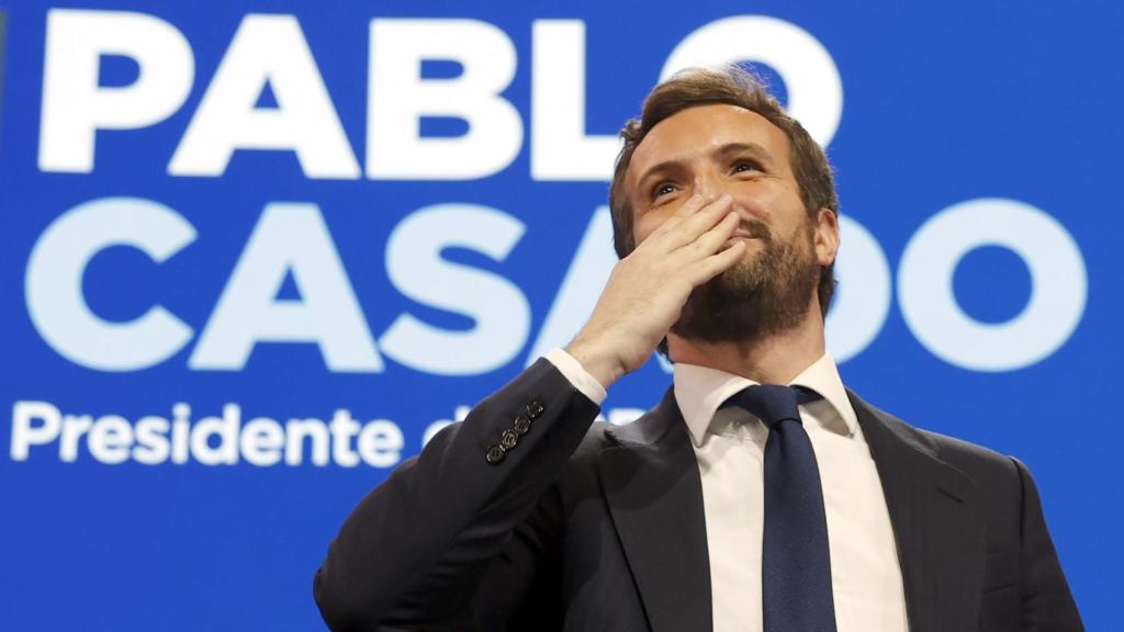 Pablo Casado agradece los aplausos en el discurso de su despedida como presidente del PP.