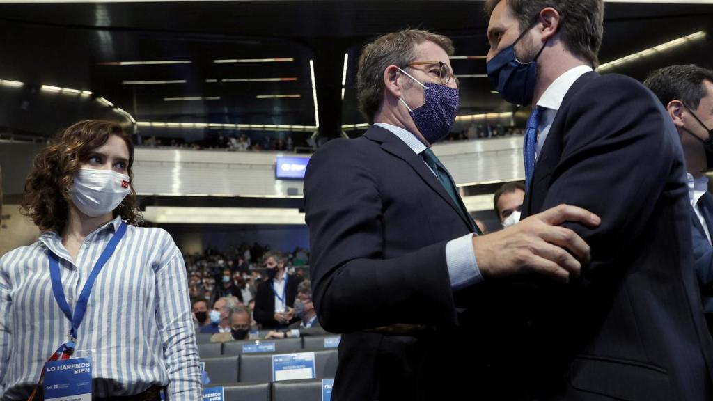 Isabel Díaz Ayuso, Alberto Núñez Feijóo y Pablo Casado, este sábado en el XX Congreso nacional del PP celebrado en Sevilla.