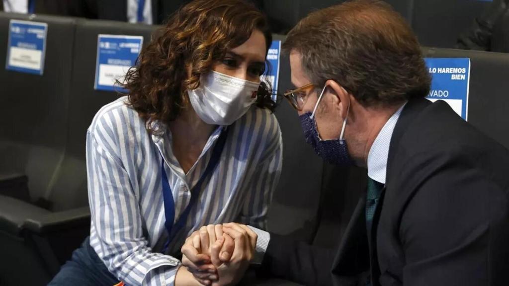 La presidenta de la Comunidad de Madrid, Isabel Díaz Ayuso, conversa con el presidente del PP, Alberto Núñez Feijóo.