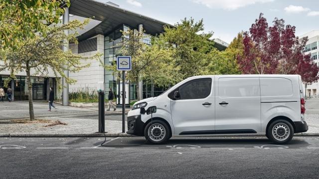 Imagen de una furgoneta eléctrica.