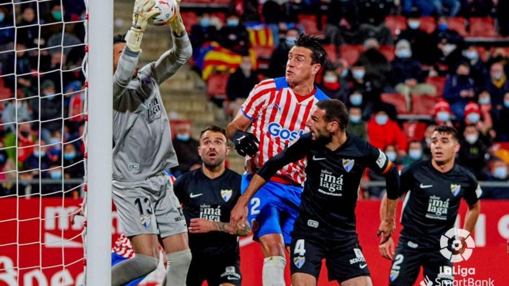 Dani Martín detiene un disparo del Girona.