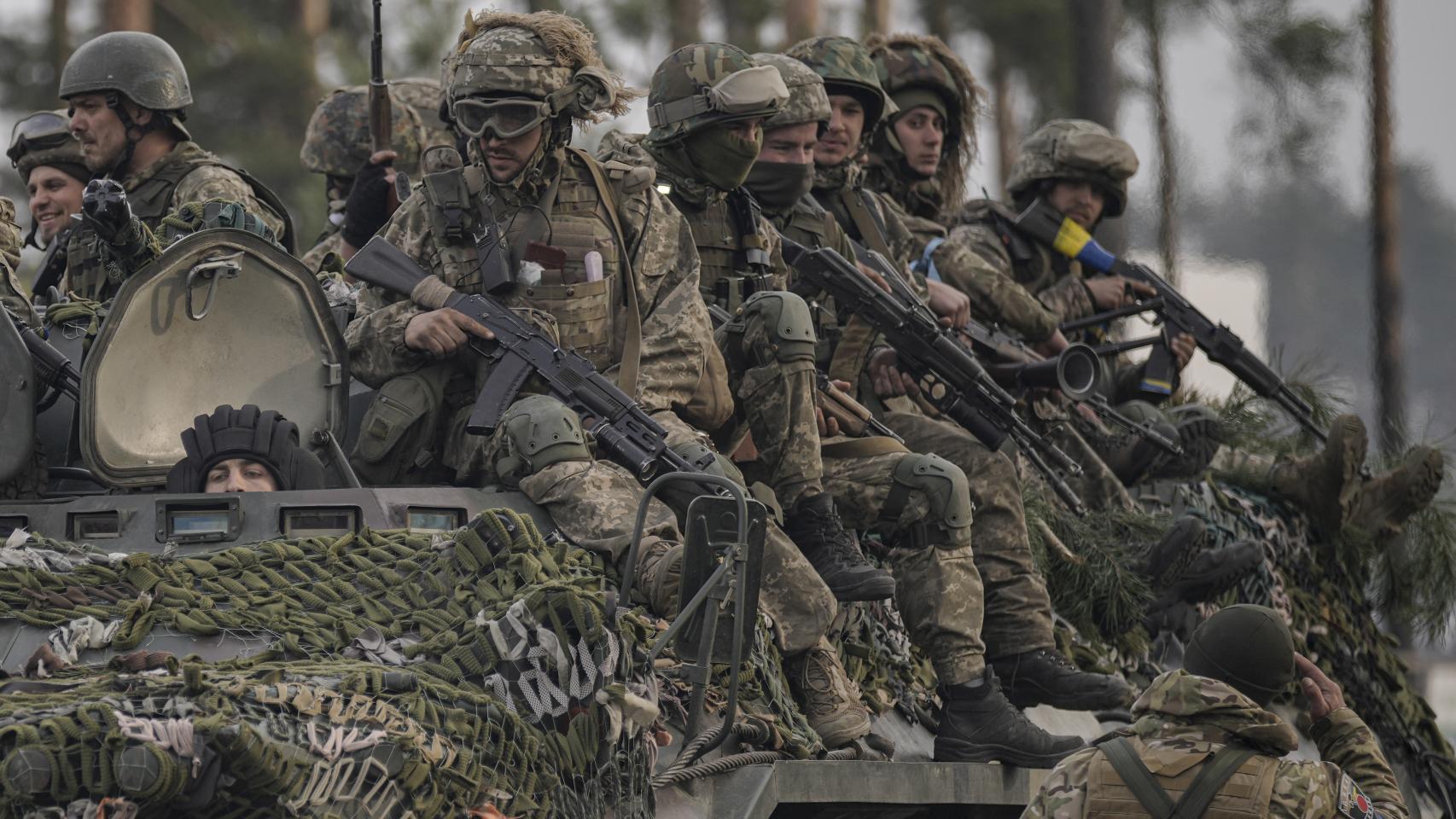 Soldados ucranianos sobre un tanque tras recuperar una de las zonas de la región de Kiev.