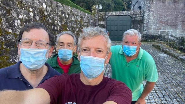 El vicepresidente de la Xunta de Galicia, Alfonso Rueda, saca una foto junto a Mariano Rajoy.