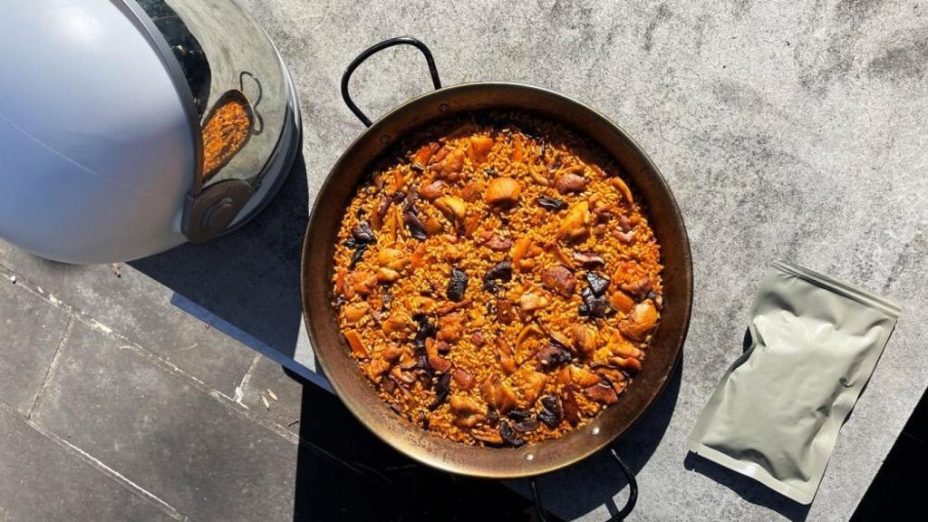 Paella junto a un casco de astronauta
