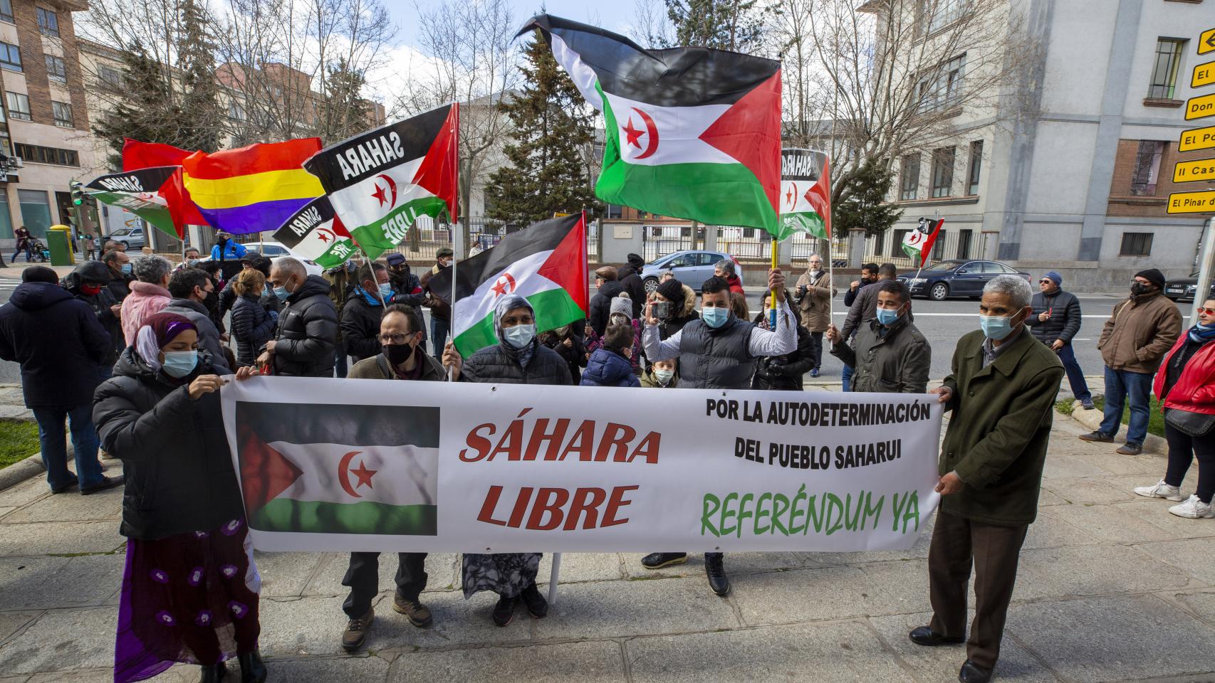 Concentración del colectivo del Pueblo Saharaui de Ávila ante la Subdelegación del Gobierno contra la posición del Ejecutivo central