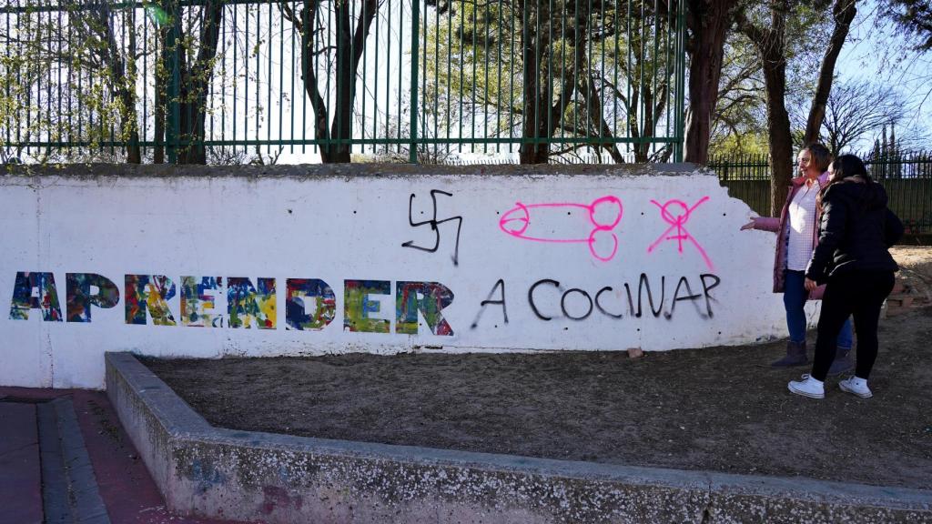 Unos vándalos pintan esvásticas y penes en el CEIP Teresa Íñigo de Toro de Valladolid