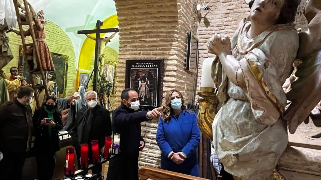 La delegada del Gobierno asiste a la subasta de pasos de Sahagún que da inicio a la Semana Santa